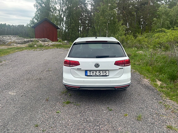 Volkswagen Passat Alltrack 3 of 12