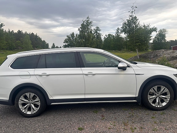Volkswagen Passat Alltrack 4 of 12