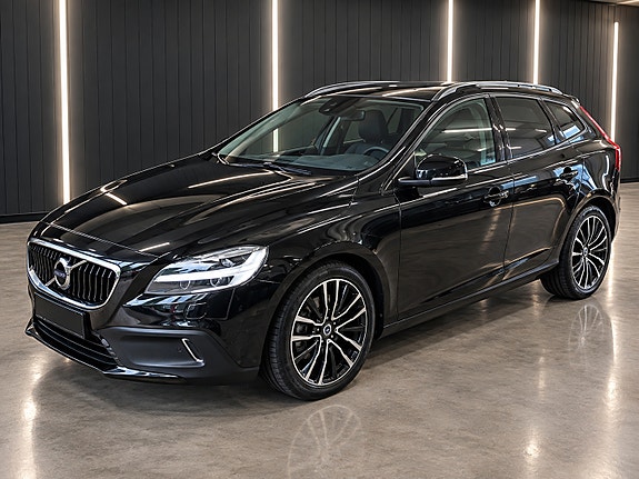Volvo V40 Cross Country 2 of 4