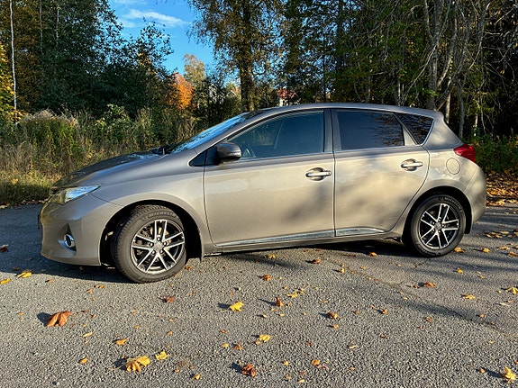 Toyota Auris 2 of 9