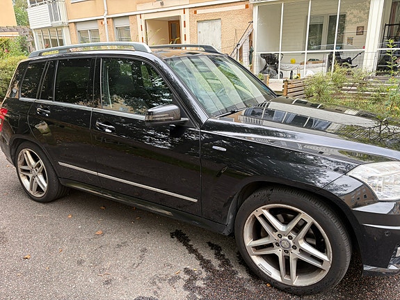 Mercedes-Benz GLK250 2 of 5