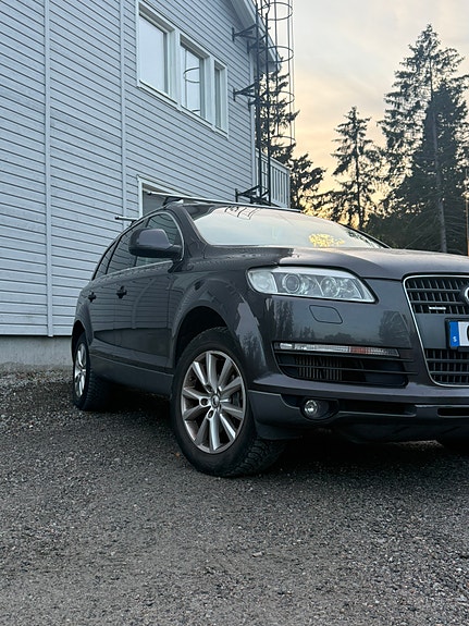 Audi Q7 2 of 6