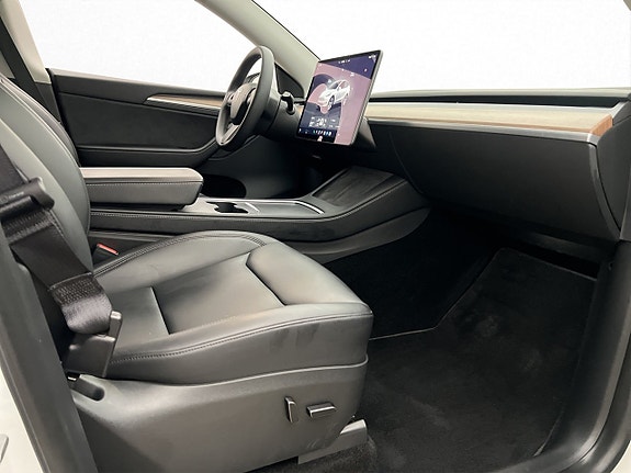 Tesla Model Y 14 of 30