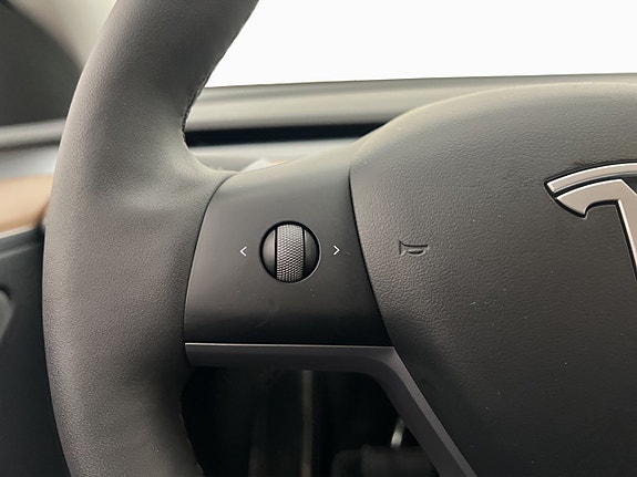 Tesla Model Y 17 of 30