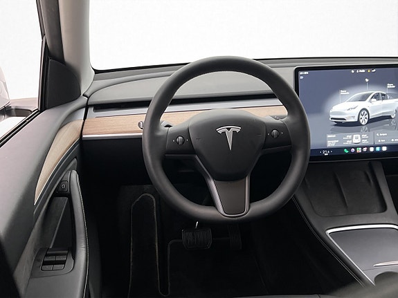 Tesla Model Y 16 of 30