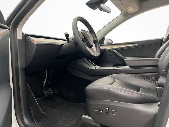 Tesla Model Y 11 of 30