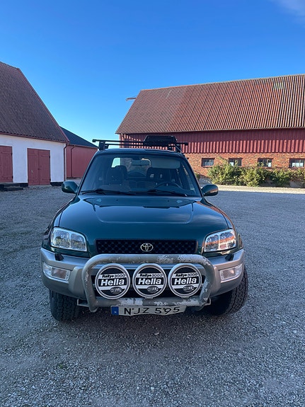 Toyota RAV4 4 of 9