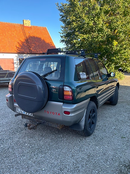 Toyota RAV4 3 of 9