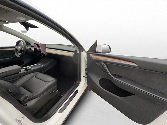 Tesla Model Y 24 of 30