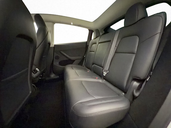 Tesla Model Y 26 of 30