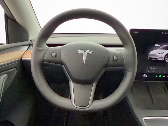 Tesla Model Y 16 of 30