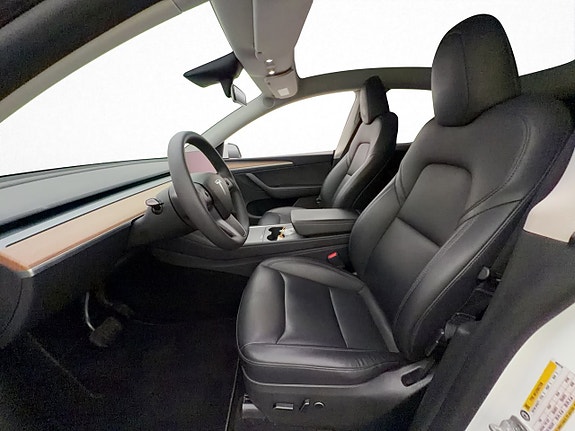 Tesla Model Y 13 of 30
