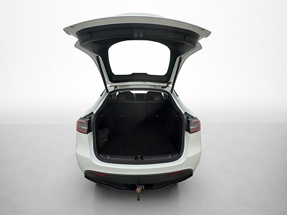 Tesla Model Y 28 of 30