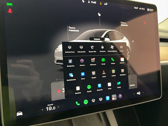 Tesla Model Y 23 of 30