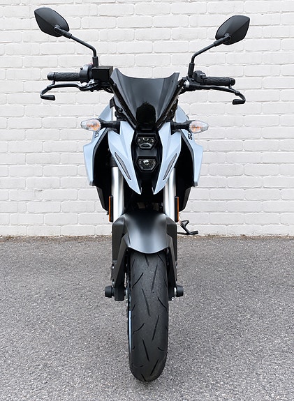 Suzuki GSX-8S 8 of 9