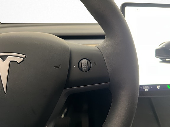 Tesla Model Y 14 of 30