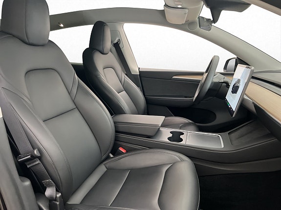 Tesla Model Y 26 of 30