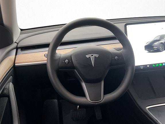 Tesla Model Y 12 of 30