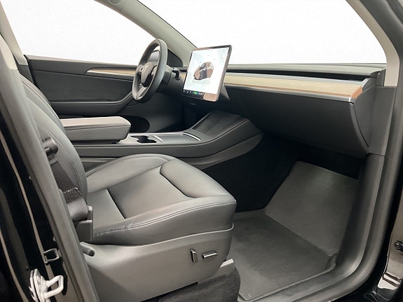 Tesla Model Y 27 of 30