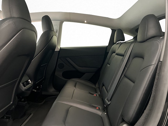 Tesla Model Y 28 of 30