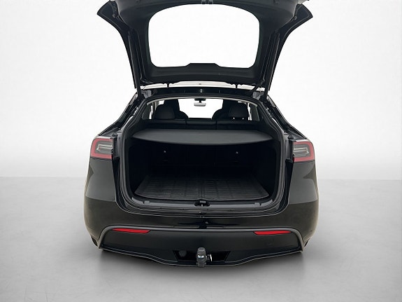 Tesla Model Y 29 of 30