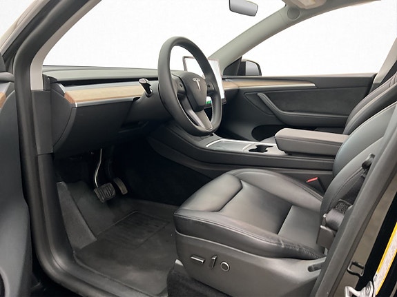 Tesla Model Y 10 of 30
