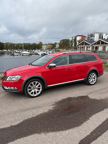 Volkswagen Passat Alltrack 2 of 11
