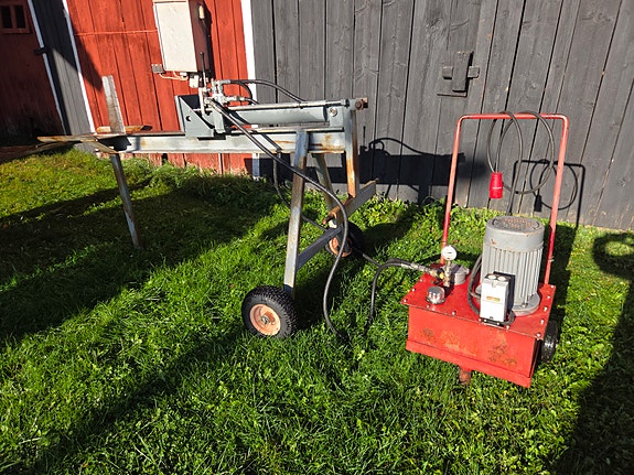 Hydraulisk vedklyv med separat hydraulpump