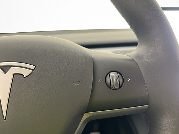 Tesla Model Y 16 of 30