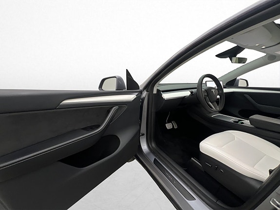 Tesla Model Y 10 of 30