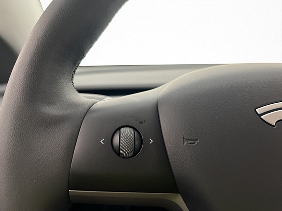 Tesla Model Y 15 of 30