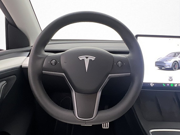 Tesla Model Y 14 of 30
