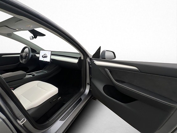 Tesla Model Y 24 of 30
