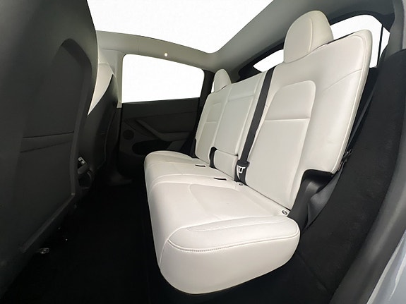 Tesla Model Y 26 of 30