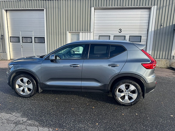 Volvo XC40 2 of 7
