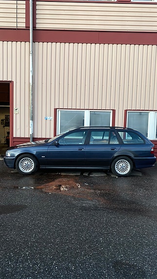 BMW 525i 3 of 6