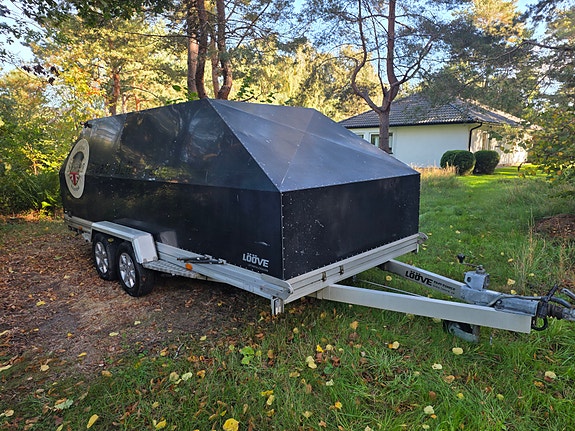 Lööve kåpsläp för låga bilar med el. hydraulsänkning och elvinsch m. fjärr
