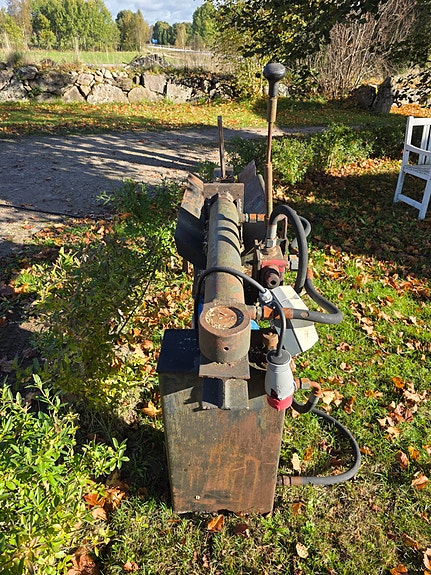 Hydraulisk vedklyv på ställning