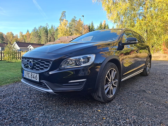Volvo V60 Cross Country 2 of 18