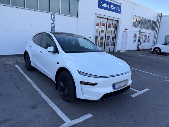 Tesla Model Y 2 of 4