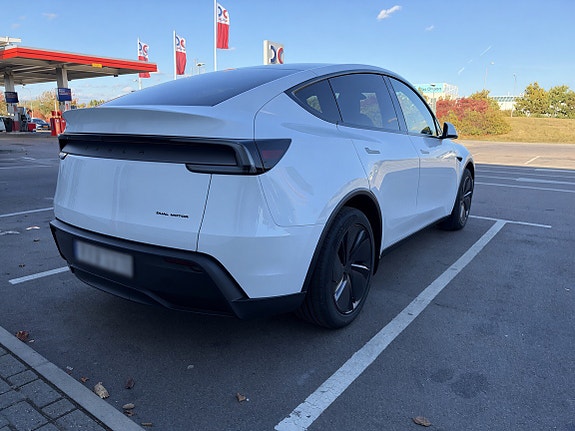 Tesla Model Y 4 of 4