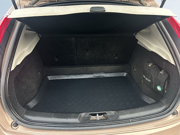 Volvo V40 Cross Country 12 of 21