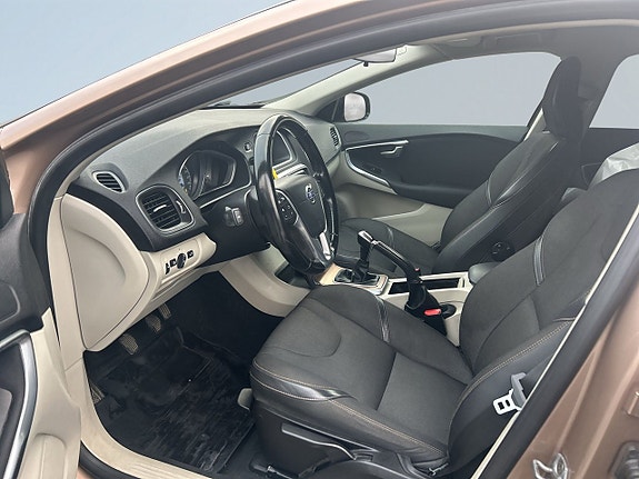 Volvo V40 Cross Country 7 of 21