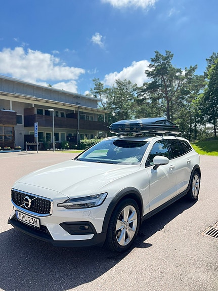 Volvo V60 Cross Country 2 of 4
