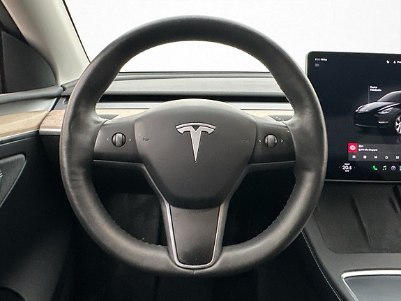 Tesla Model Y 16 of 30