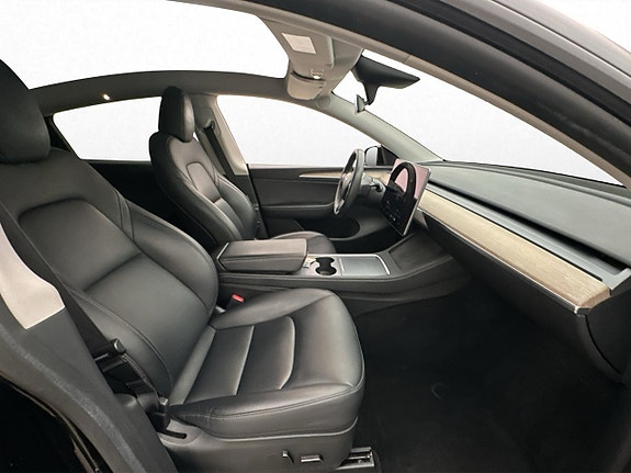 Tesla Model Y 28 of 30