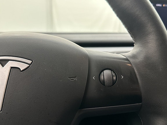 Tesla Model Y 18 of 30