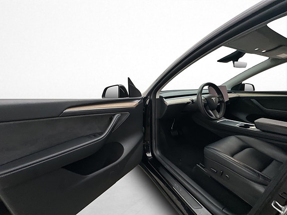 Tesla Model Y 12 of 30