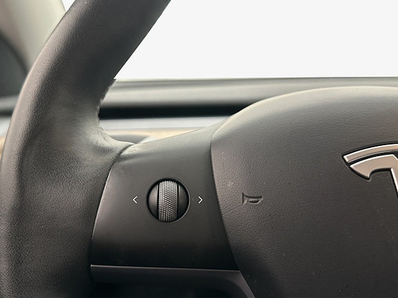 Tesla Model Y 17 of 30