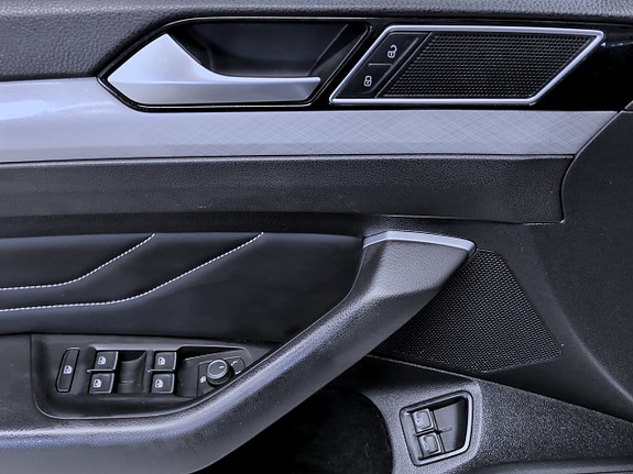 Volkswagen Passat 8 of 17